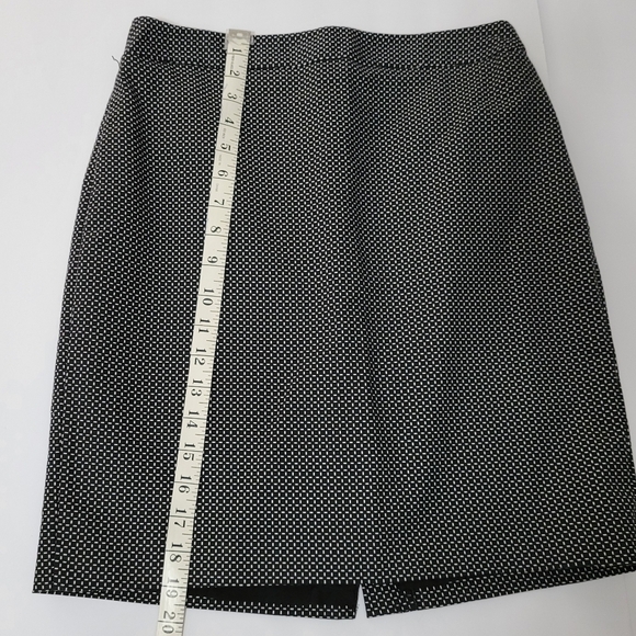 Liz Claiborne Chic Black and White Patterned Skirt - Picture 3 of 8